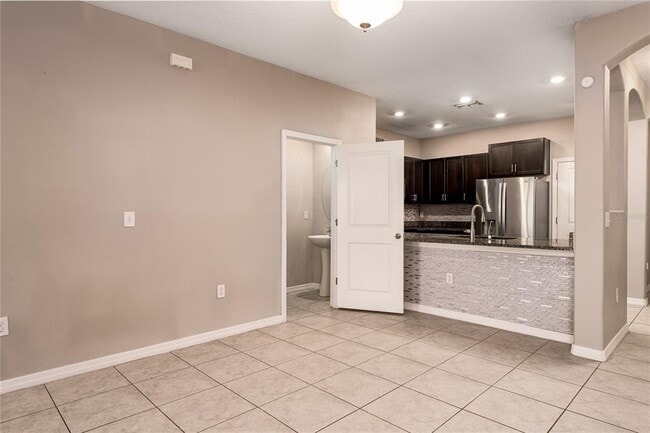 Building Photo - 724 Royal Empress Dr