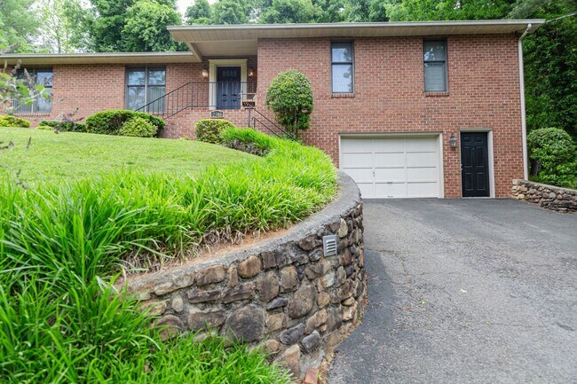 Building Photo - New Listing!