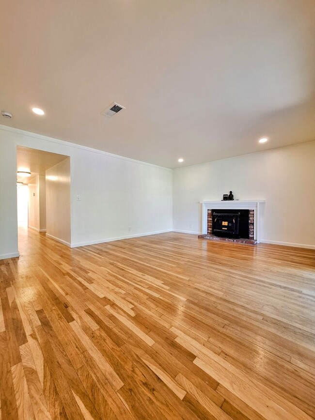 Building Photo - Beautifully Remodeled 3bd Single Story House With Bonus Room & Storage Space!