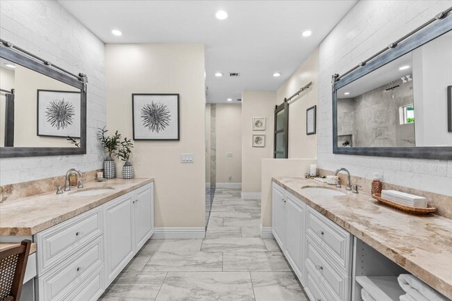 Building Photo - 48731 San Vicente St