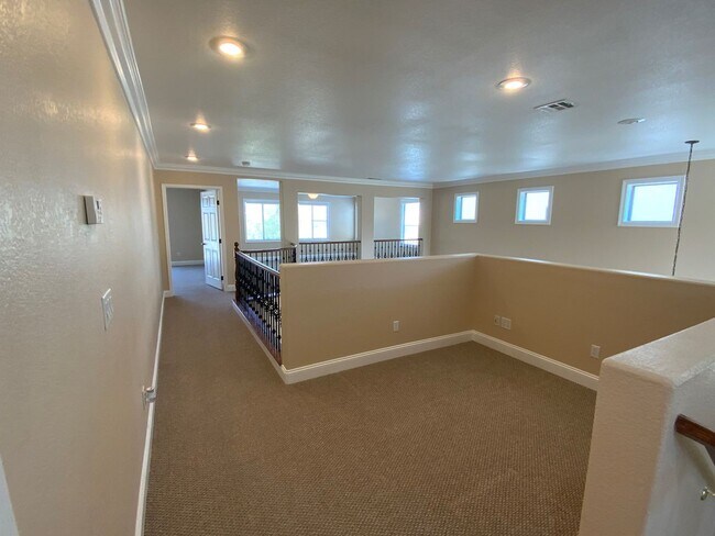 Building Photo - SUPER UPGRADED 3BD/2.5BA HOME W/ POOL/SPA!!