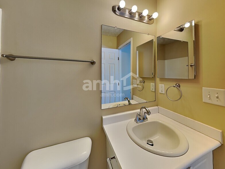 Building Photo - 2480 Bloxom St