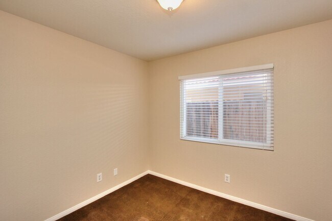 Building Photo - Spacious 3 Bedroom, 2 Bath Home in Beautiful Lake Elsinore!