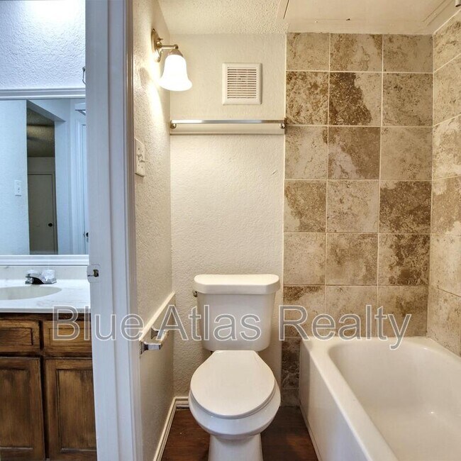 Building Photo - 6857 S Creek Dr