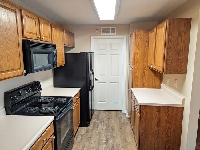 Building Photo - AVAILABLE SOON - Convenient 2 Bed/2 Full Bath Condo in Beavercreek!