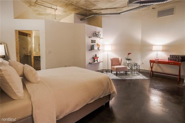 Building Photo - 1 br, 1 bath Apartment - 311 W 5th St