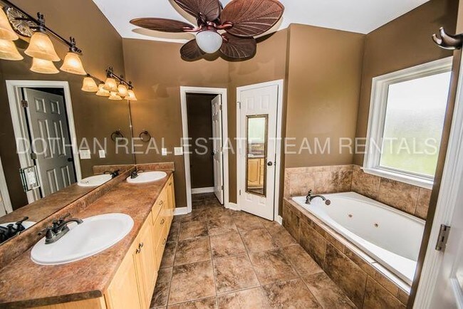 Building Photo - Country Living!