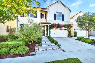 Building Photo - Light and bright 4 bedroom 3 bath beauty i...