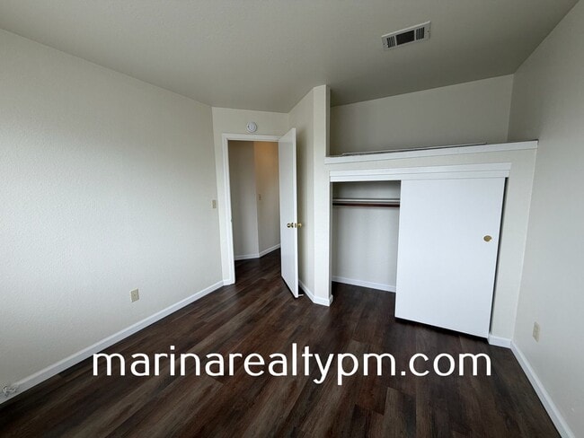Building Photo - Glen Cove Beauty 3 bed 2.5  bath 2 Story home in established neighborhood