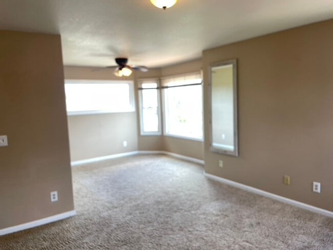 Building Photo - Spectacularly HUGE 6BD Home with Panoramic...
