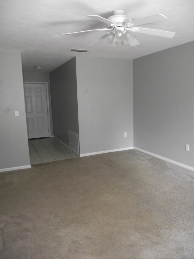 Building Photo - 3/2 house in convenient NW location!