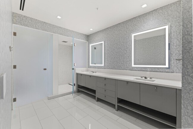 Building Photo - 6587 N Palmeraie Blvd