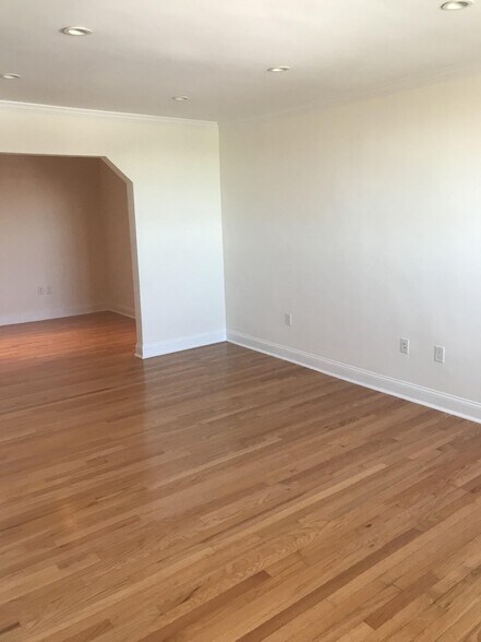 Building Photo - 56 Brattle St