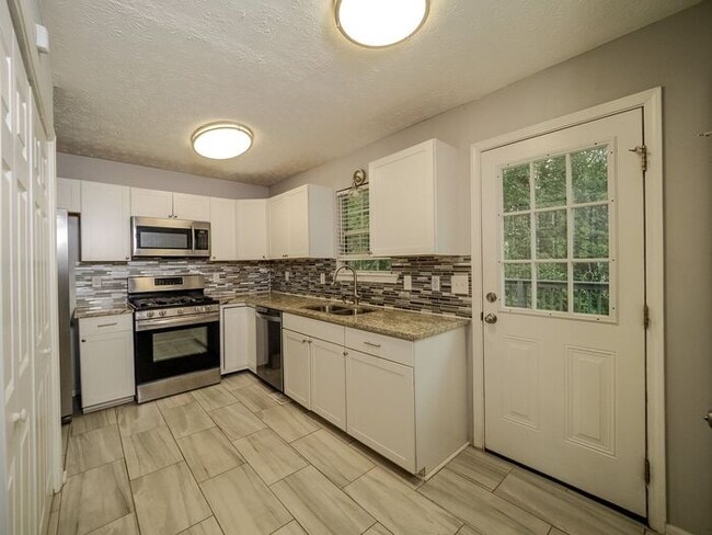 Building Photo - 2707 Sanibel Ln SE