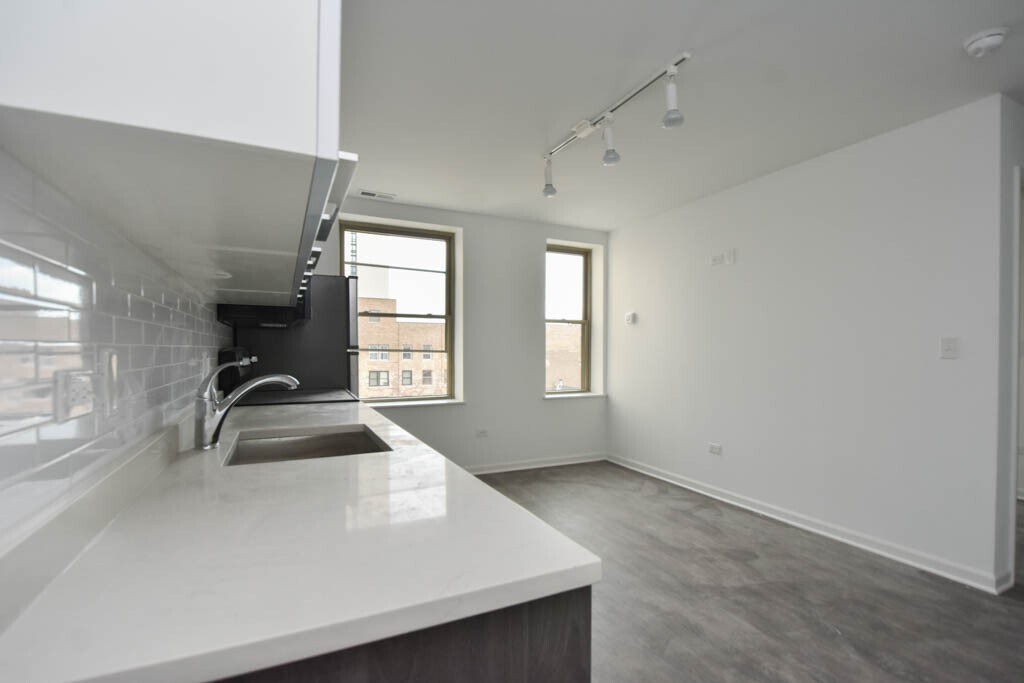 Building Photo - 940 W Winona St
