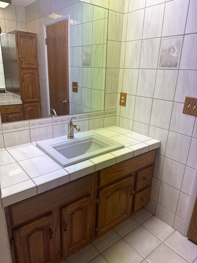 Building Photo - 4 bed, 2 bath, 2 car garage . Boulder City RV parking