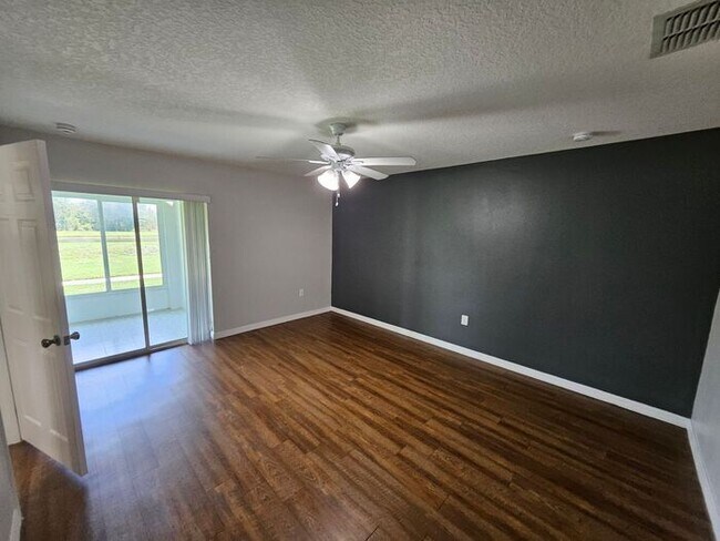 Building Photo - Beautiful Townhome in St Cloud !