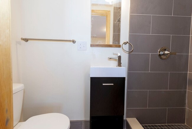 Building Photo - Nicely renovated, pet friendly 3 bed 3.5 bath unit for September!