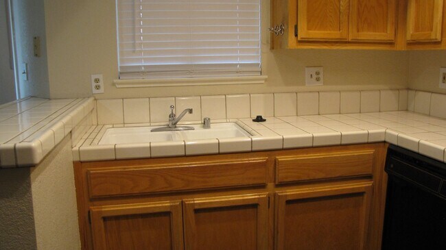 Building Photo - Condo in South West Bakersfield Private Co...