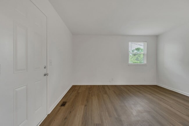 Building Photo - 1610 17th Ave N