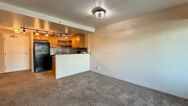 Building Photo - Beautiful Apartment on E Kiowa- all utilities included!!
