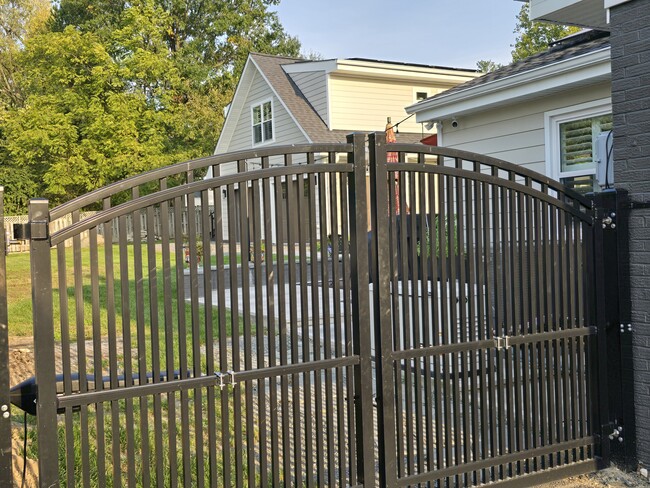 Gated Entry - 904 Station St