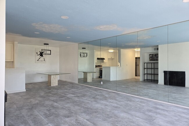 Building Photo - 8535 W Knl Dr
