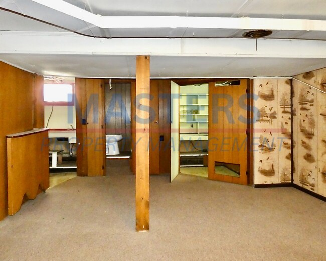 Building Photo - Spacious 3 bed 2 bath House