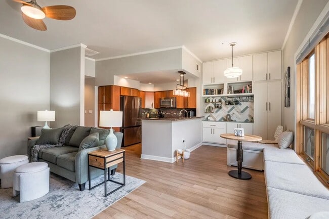 Building Photo - Modern Art Deco Two Bedroom Condo in Nob Hill