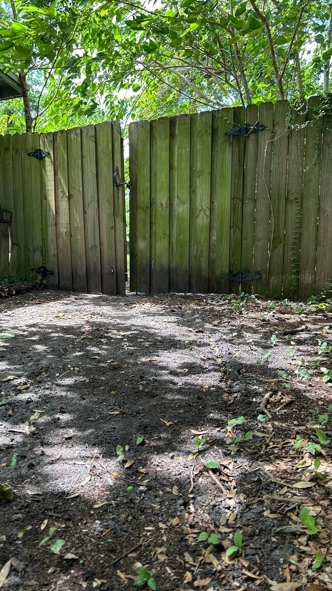 Building Photo - 742 E Church Ave