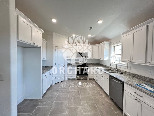 Building Photo - Single-Family Home- Desirable Huntley Plan