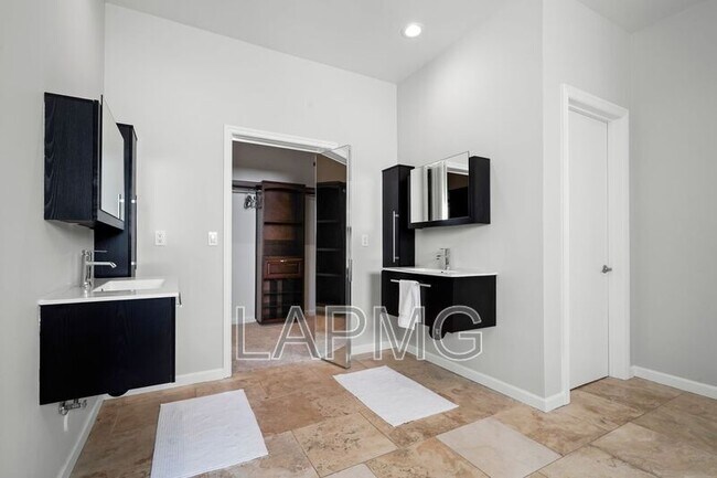 Building Photo - 9842 Portola Dr