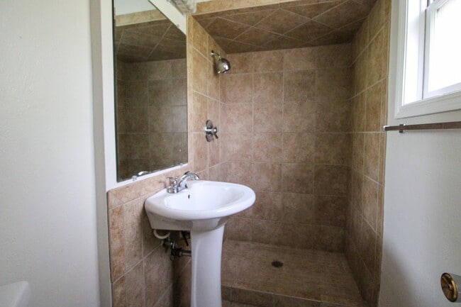 Building Photo - 970 Cascade Dr NW