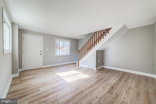Building Photo - 10736 Maple St