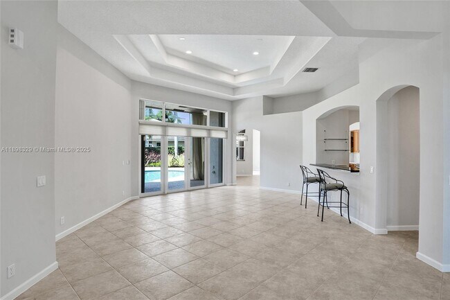 Building Photo - 2553 Jardin Manor