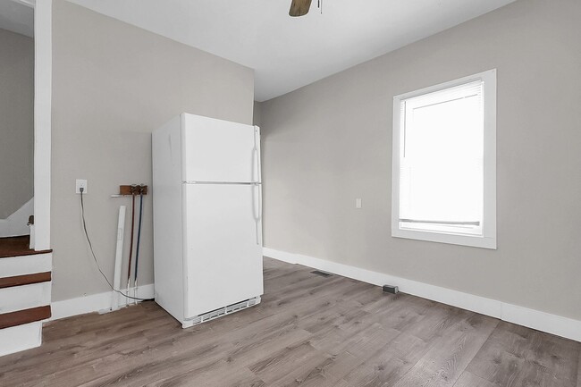 Building Photo - Newly Updated 2 Bedroom Home – Bright, Mod...