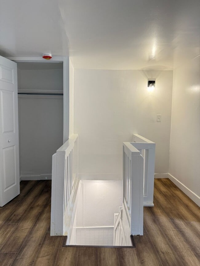 Building Photo - Newly Renovated 3 Bedroom 1.5 Bathroom Hom...