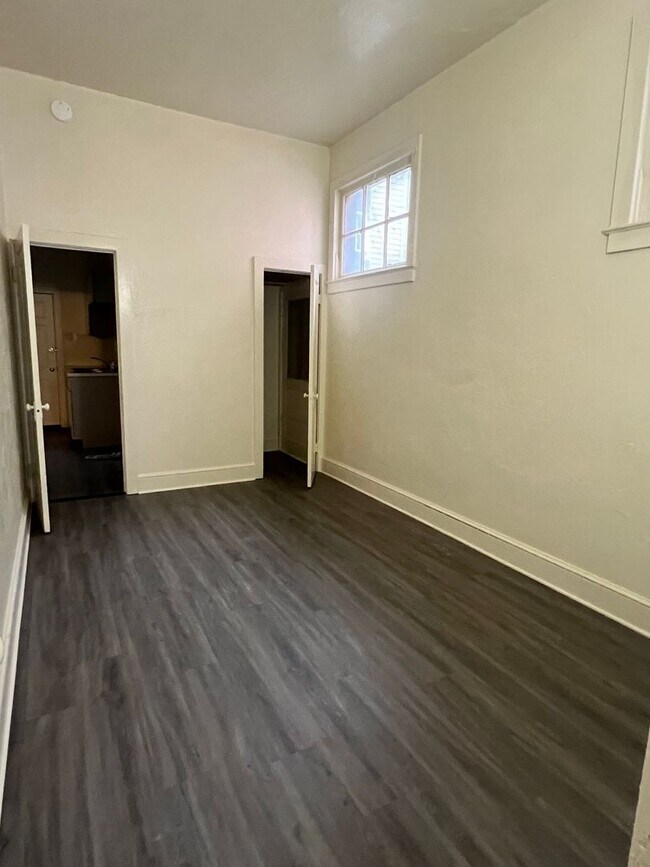 Building Photo - Fully Renovated 2 Bedroom Single Family Home