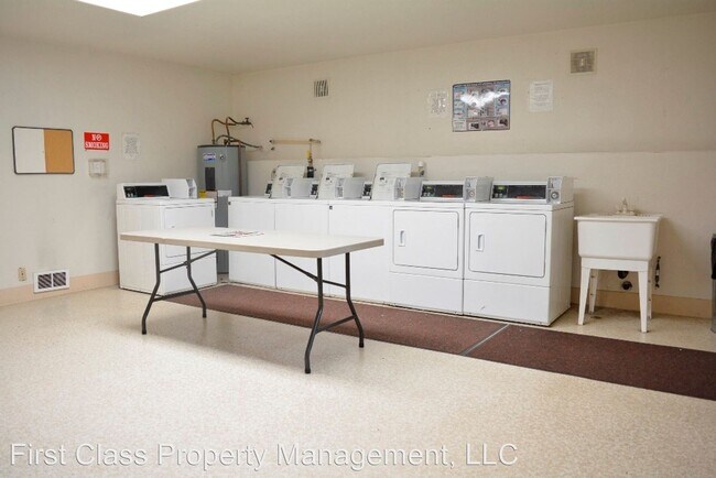 Building Photo - 3855 Lake Grove Ave