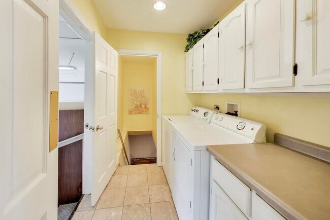 Building Photo - 2616 N Dryden Pl