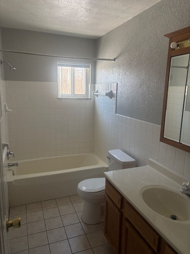 Building Photo - Charming 2-Bedroom Property in Prime Location