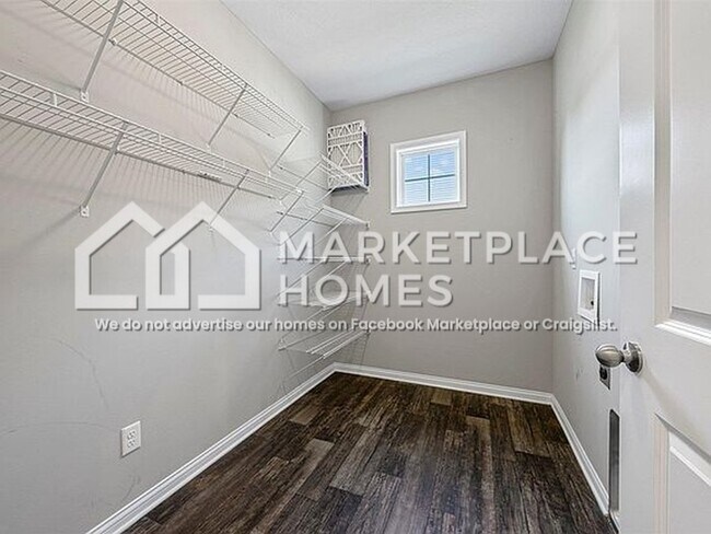 Building Photo - 554 Vining Ln