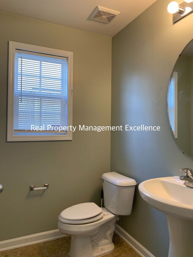 Building Photo - Lovely 2 Story Home In Raleigh, Available December 15th!