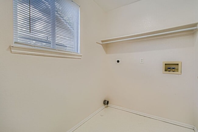 Building Photo - Bright & Spacious 3-Bedroom Home in Fox Run