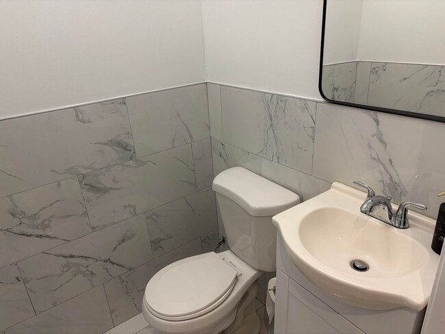 Building Photo - Modern 2- Story Townhome with Fenced in Ba...