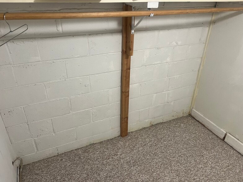 Extra large closet - 1377 Scott Blvd