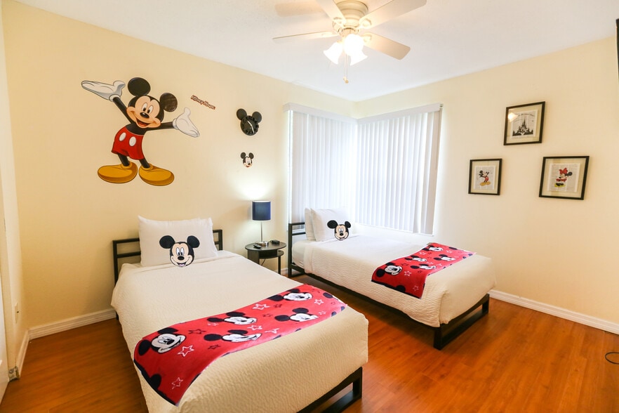 Building Photo - 2489 Sweetwater Club Cir