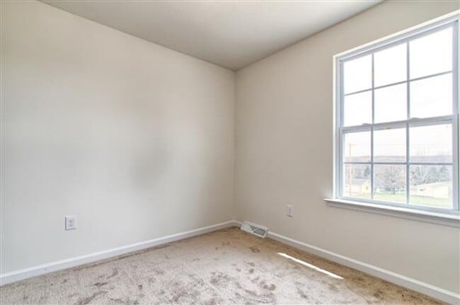 Building Photo - Spacious 3 Bedroom, 2.5 Bath Townhome in Spring Grove School District!