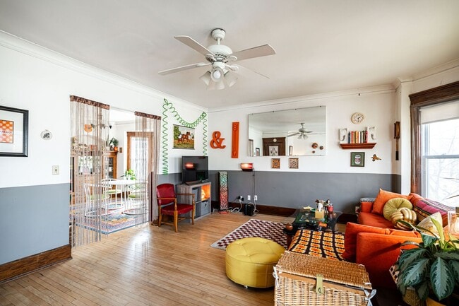 Building Photo - Bright and Sunny 3 Bedroom Upper