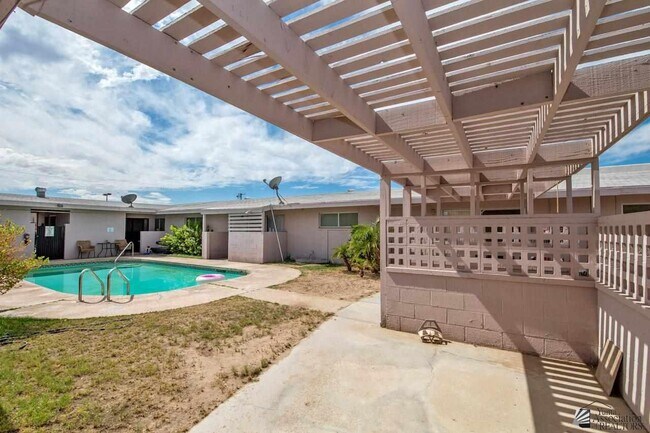 Building Photo - 250 W Catalina Dr